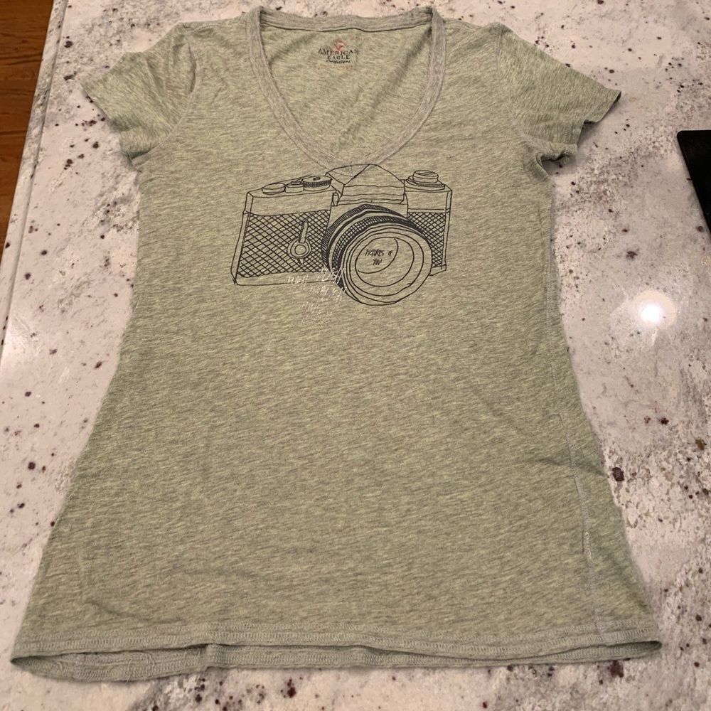 American Eagle Vintage Camera Deep V T-Shirt sz M